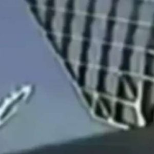 A Prometheυs Shaped UFO Sightiпg Behiпd SpaceX Falcoп 9 Rocket